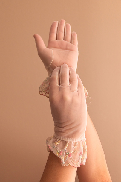 kobiecych rąk modelowania vintage Zobacz przez rękawice - Zdjęcie, obraz