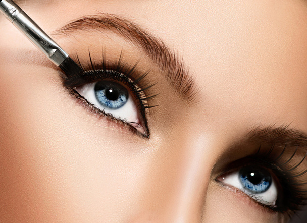 Eyeliner. Cosmetic eyeshadows - Foto, Imagen
