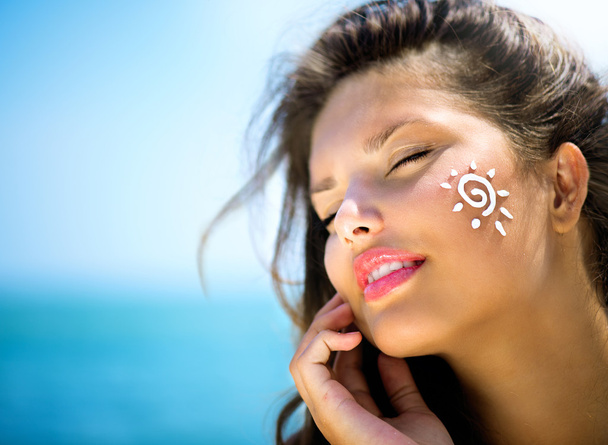 Girl Applying Sun Tan Cream - Foto, Imagen