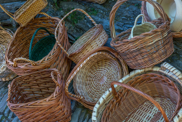 Gezicht op verschillende soorten handgemaakte rieten manden, typische handgemaakte en traditionele voorwerpen in Portugal... - Foto, afbeelding