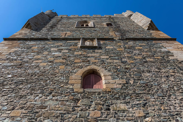 Braganca / Portugal - 08 01 2020: Pohled na vnitřní pevnost s obrannými věžemi na středověkém hradě Braganca, ikonická památková budova ve městě Braganca, portugalské dědictví - Fotografie, Obrázek