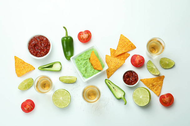 Party-Konzept mit Tequila, Guacamole und Chips - Foto, Bild