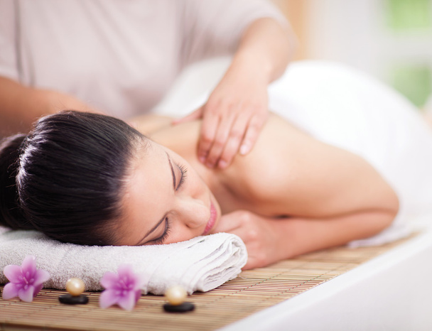 Beautiful woman having a wellness back massage - Foto, afbeelding