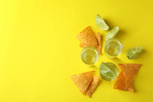 Party concept with tequila, guacamole and chips - Foto, imagen