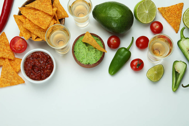 Feestconcept met tequila, guacamole en chips - Foto, afbeelding