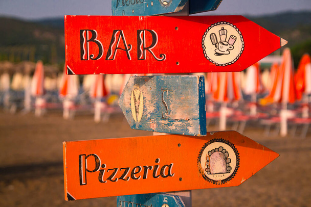 Vieste, Gargano, Apulia, İtalya 'daki Spiaggia di Castello plajında bar ve Pizzeria tabelası. - Fotoğraf, Görsel