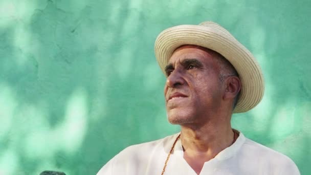 ανώτερος άνθρωπος Ισπανόφωνος με ψάθινο καπέλο - Πλάνα, βίντεο