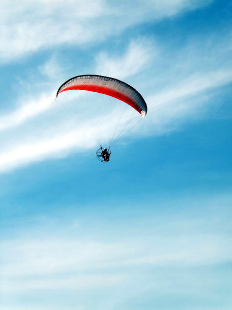 Para glider flying along the coast  - Photo, Image