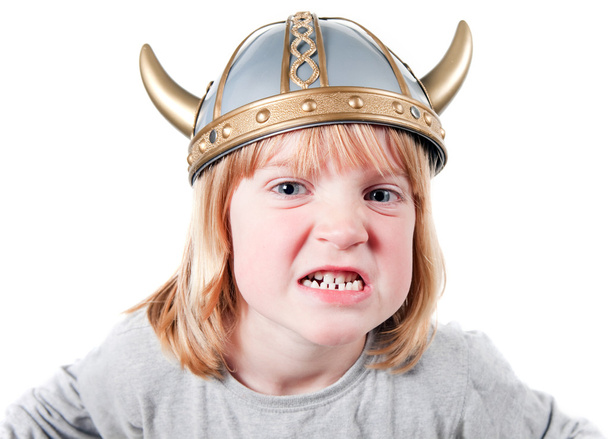 viking kask ile kızgın çocuk. izole üzerinde saldırganlık ifadesi ile beyaz çocuk. sarışın çocuk kılığına girmiş - Fotoğraf, Görsel