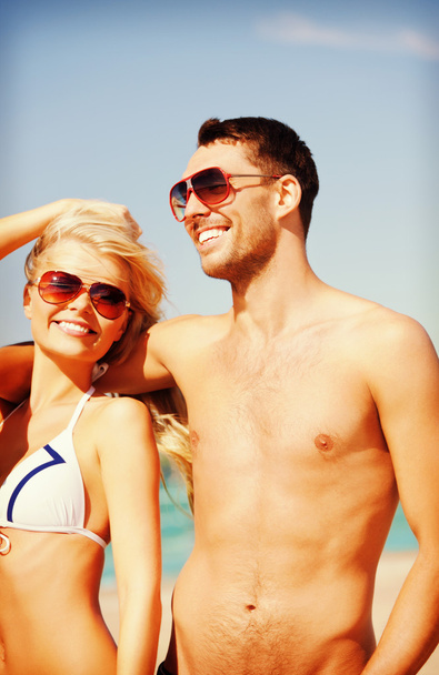 Onnellinen pari aurinkolaseissa rannalla
 - Valokuva, kuva