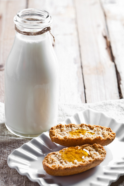 bottle of milk and crackers with honey - Fotoğraf, Görsel