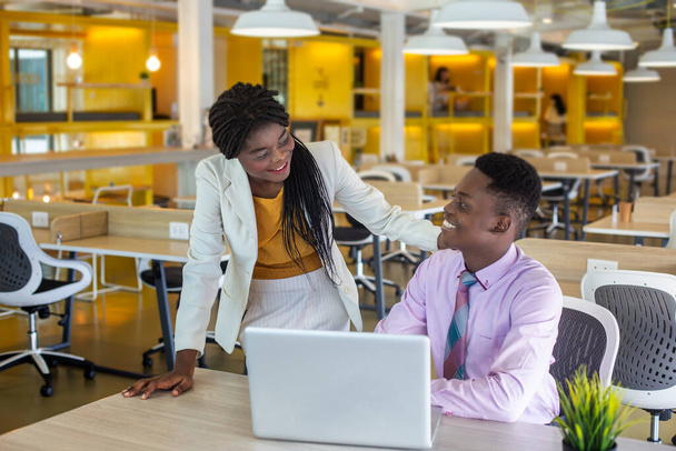 Sorrindo jovem afro-americano empresário profissional e empresária trabalhando no laptop. - Foto, Imagem