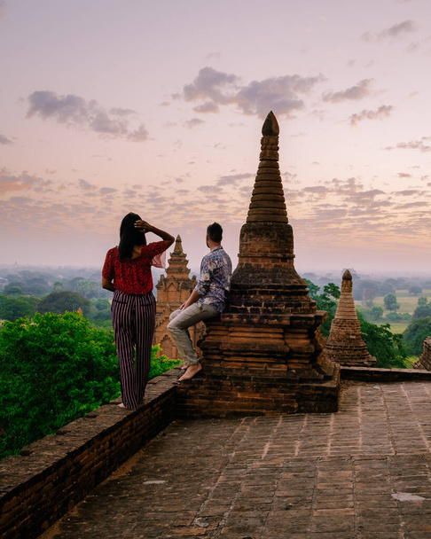 Bagan Mianmar, Bagan Pagodái és templomai, Mianmarban, korábban Burmában, a világörökség része napkeltekor - Fotó, kép