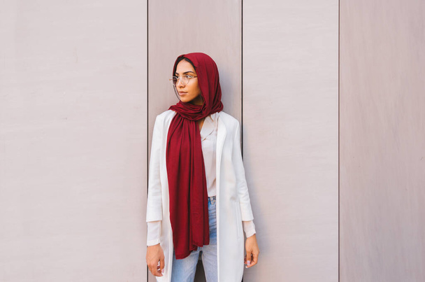 Muslimi tyttö yllään rento vaatteita ja perinteinen hijab muotokuva Kaunis arabialainen nainen tyylikkäitä vaatteita - Valokuva, kuva