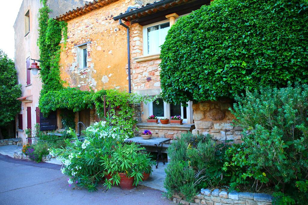 The beautiful village of Roussillon in Luberon - Фото, зображення
