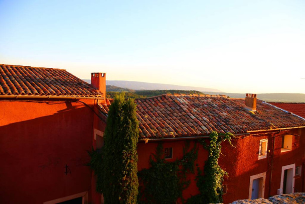 Krásná vesnice Roussillon v Luberonu - Fotografie, Obrázek