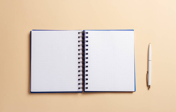Open notebook en pen op een delicate achtergrond. - Foto, afbeelding