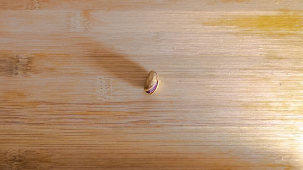 Primer plano de nueces secas sobre fondo de madera, enfoque selectivo - Foto, imagen