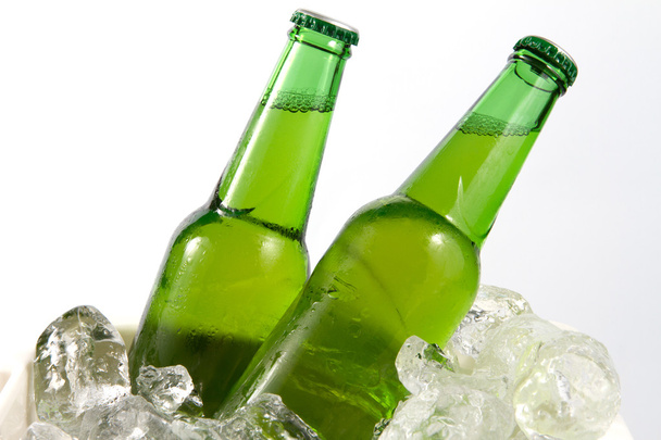 Deux bouteilles de bière se refroidissent dans des glaçons
 - Photo, image