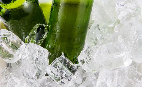 Dvě pivní láhve se ochladí v ledové kostce - Fotografie, Obrázek