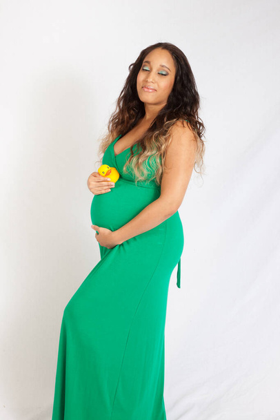 Šťastná těhotná žena s gumovou kachnou - Fotografie, Obrázek
