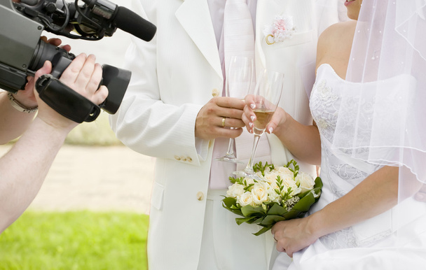 Operator filma una coppia felice appena sposata
 - Foto, immagini