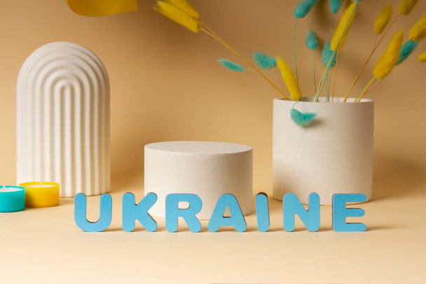石膏装飾とウクライナの独立記念日を記念して象徴的な繊細な背景上の組成. - 写真・画像