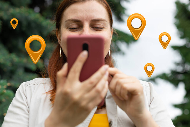 Le mani della donna viaggiatrice utilizzano la mappa sull'app del telefono cellulare per cercare la posizione del percorso del luogo con gps sulla strada quando viaggi in città - Foto, immagini