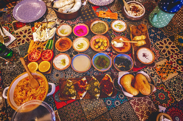 Tradicional colorido mesa de pequeno-almoço turco no restaurante - Foto, Imagem
