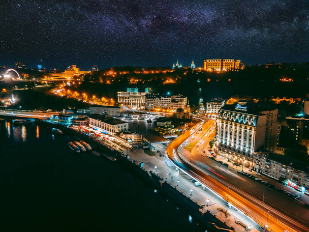 Повітряний вид з дрона набережної та центру Києва вночі. - Фото, зображення