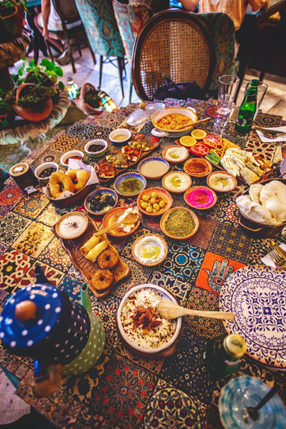Traditionele kleurrijke Turkse ontbijttafel in het restaurant - Foto, afbeelding