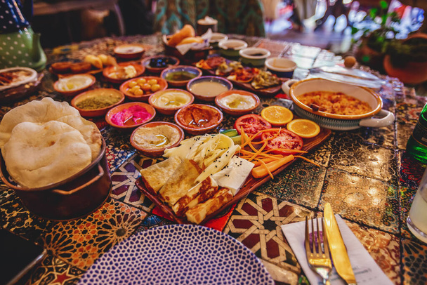 Традиційний барвистий турецький стіл для сніданку в ресторані - Фото, зображення