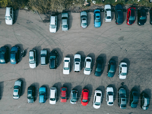 Légi felvétel drónról parkoló autók - Fotó, kép