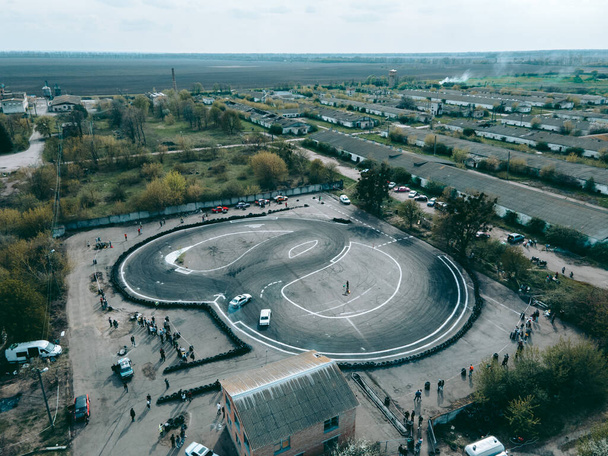 Вид с воздуха с беспилотника на спортивную трассу для дрейфа на автомобилях - Фото, изображение