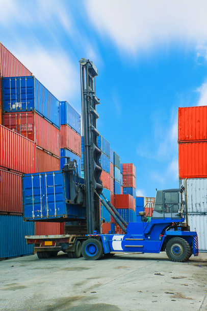jeřáb zvedák zpracování naložení kontejneru box Truck v importu e - Fotografie, Obrázek