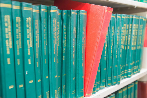 boek in een boekenplank staande uit op Universiteitsbibliotheek - Foto, afbeelding