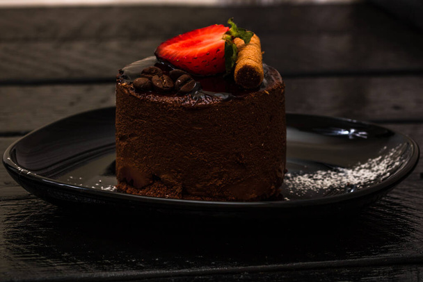 チョコレートムースデザート。チョコレートケーキ - 写真・画像