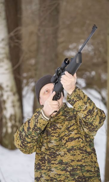 Soldado ou caçador está apontando ou atirando
 - Foto, Imagem