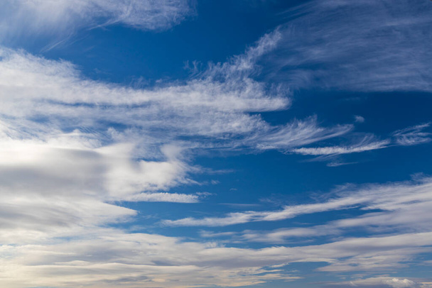 osittain pilvinen taivas talvella - Valokuva, kuva