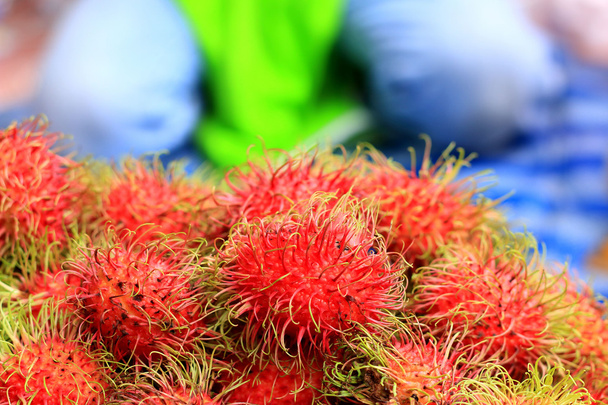Солодкі фрукти Рамбутан на ринку
 - Фото, зображення