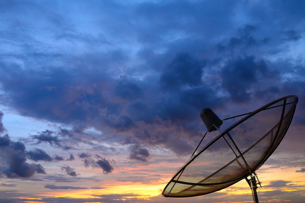 Grande antena parabólica preta
 - Foto, Imagem
