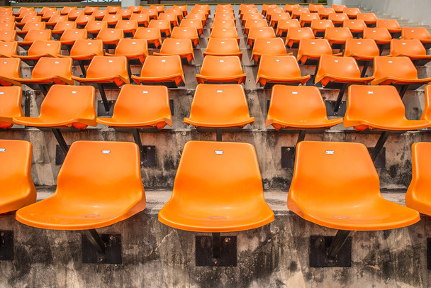 Stadionin oranssien istuinten etuosa
 - Valokuva, kuva