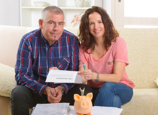Couple signant un contrat d'assurance vie
 - Photo, image
