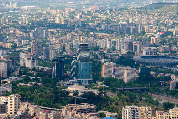 Gürcistan, Tiflis - 8 Mayıs 2021: Tiflis 'in panoramik manzarası. Georgia 'nın başkenti. - Fotoğraf, Görsel