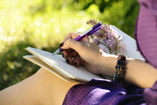 σημειωματάριο, στυλό και θηλυκό χέρι Κλείστε επάνω, πάρκο - Φωτογραφία, εικόνα