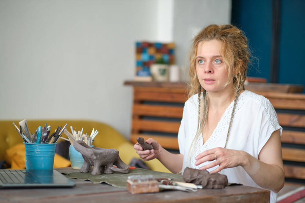 Wykładowca garncarstwa w pracowni artystycznej. kobieta ceramist prowadzi lekcję online lub prowadzi wideo master klasy na tworzenie wyrobów ceramicznych - Zdjęcie, obraz
