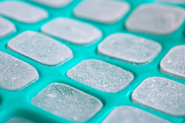 Yeşil silikon kalıplı buz küpleri - Fotoğraf, Görsel