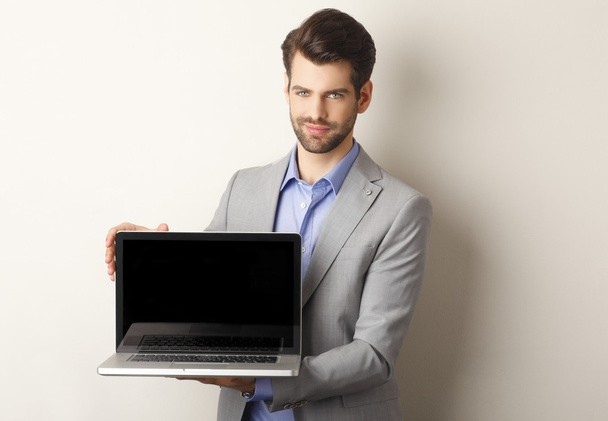 Businessman with laptop - Φωτογραφία, εικόνα