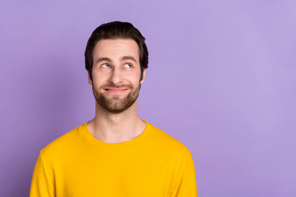 Portrait of attractive cheerful sly creative man overthinking copy space isolated over pastel violet purple color background - Foto, Imagen