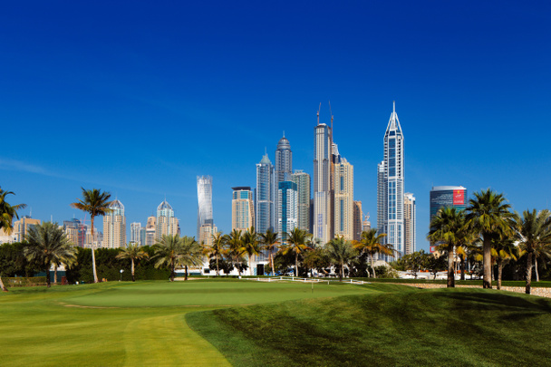 een weergave van de skyline van dubai marina in Verenigde Arabische Emiraten - Foto, afbeelding